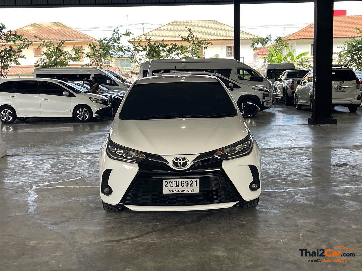 Toyota Yaris Yaris 1.2Sport เกียร์ AT สีขาว ไมล์ 112,077 กม. ผ่อนเริ่มต้น 6,xxx/เดือน 2021