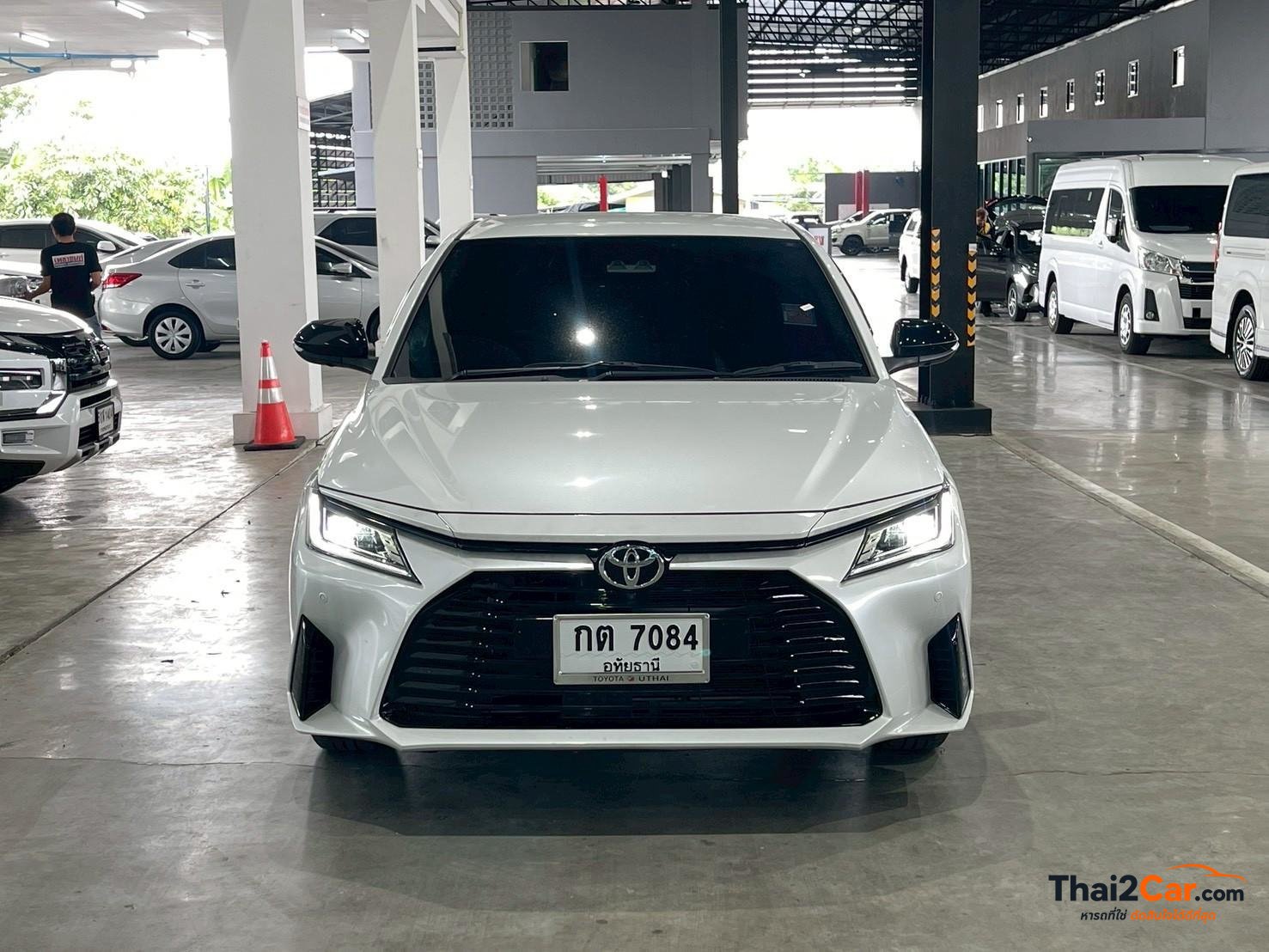 Toyota Yaris Yaris Ativ 1.2Premium Luxury เกียร์ AT สีขาว ไมล์ 11,512 กม. ผ่อนเริ่มต้น 9,xxx/เดือน 2025