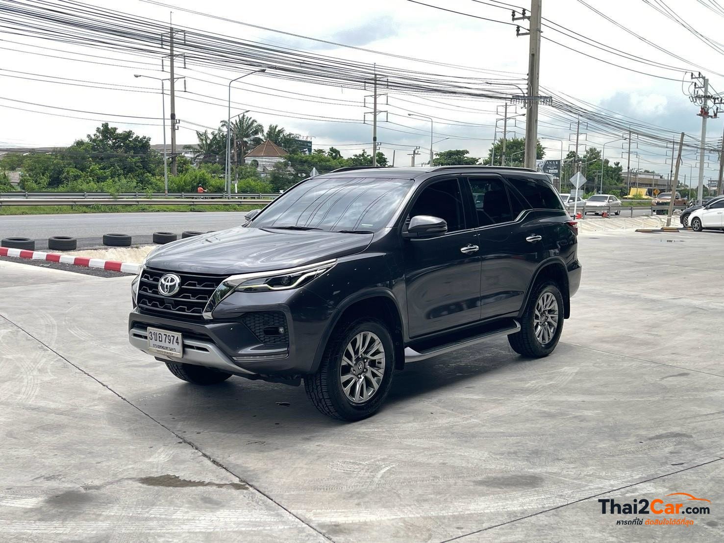 Toyota Fortuner Fortuner 2.4V 2WD MNC เกียร์ AT สีเทา ไมล์ 115,023 กม. ผ่อนเริ่มต้น 13,xxx/เดือน 2020