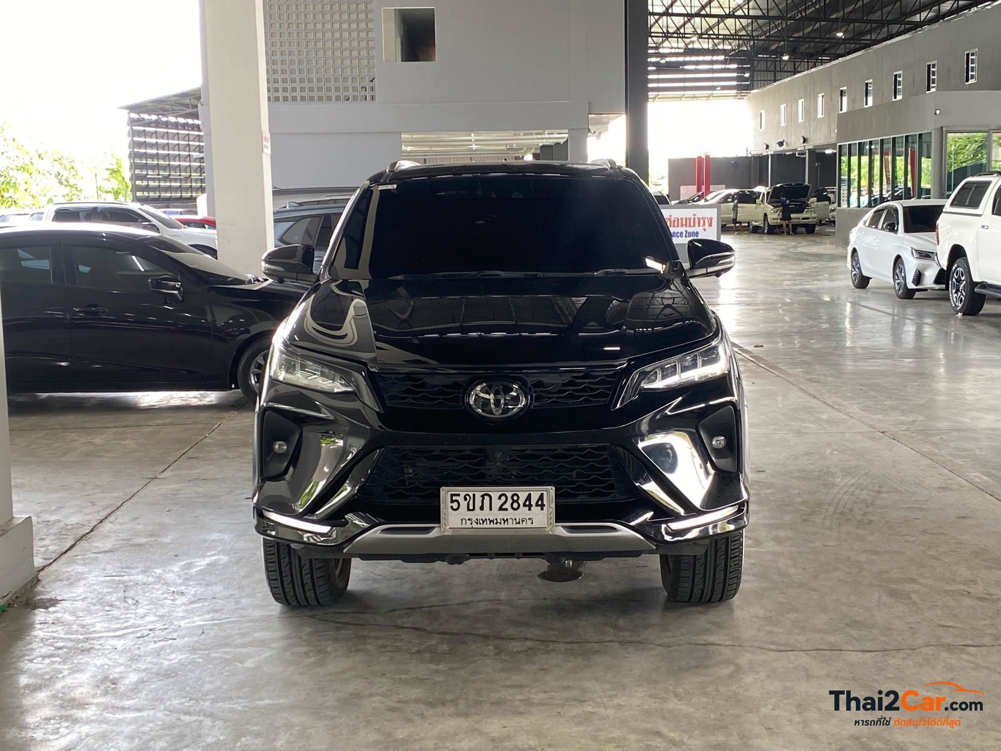 Toyota Fortuner Fortuner Legender 2.4 2WD ปี เกียร์ AT สีดำ ไมล์ 72,210 กม. ผ่อนเริ่มต้น 19,xxx/เดือน 2024