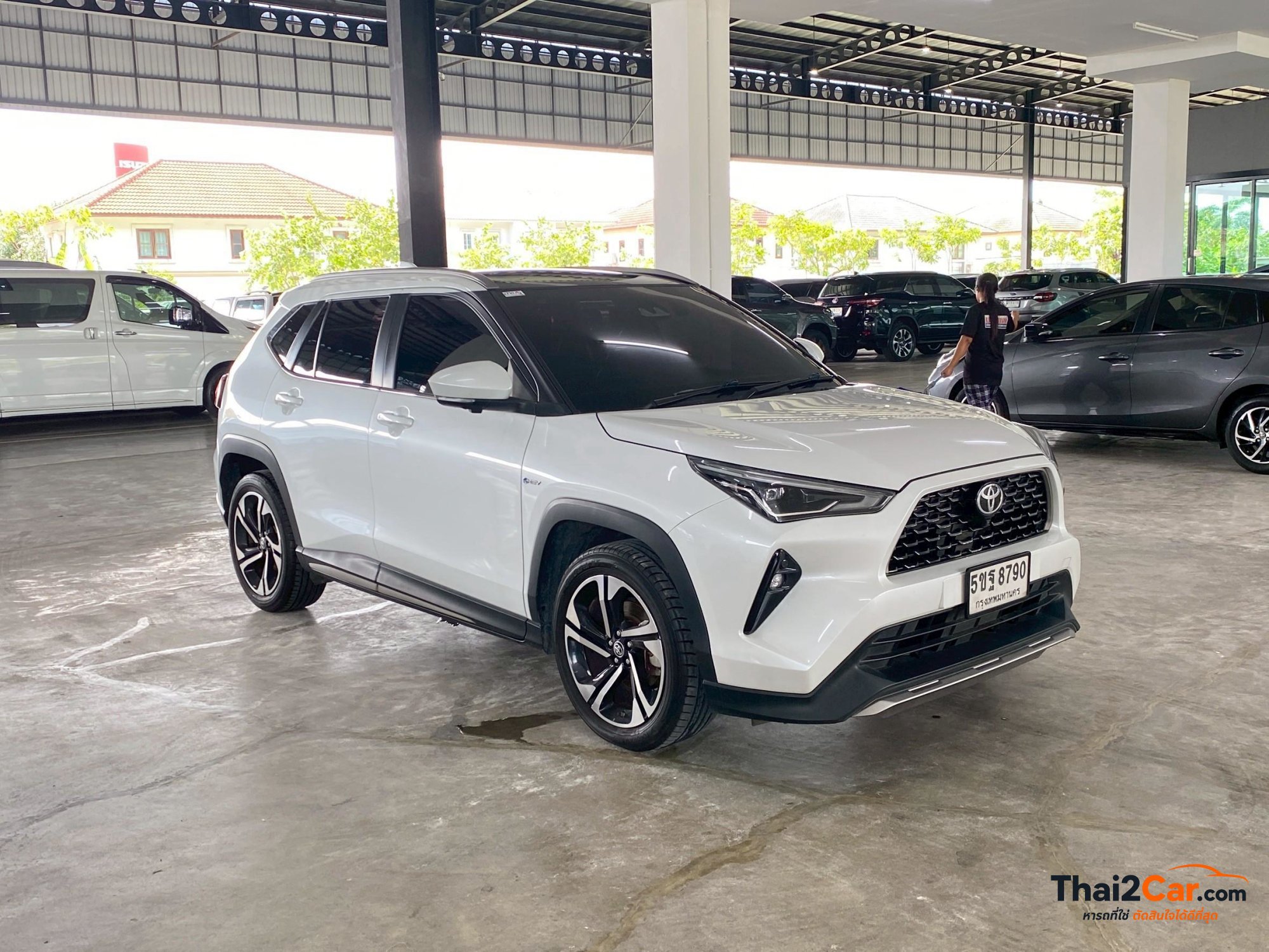 Toyota Yaris Yaris Cross 1.5HEV Premium Luxury เกียร์ AT สีขาว ไมล์ 71,170 กม. ผ่อนเริ่มต้น 11,xxx/เดือน 2024