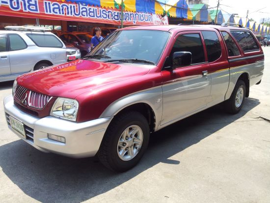 MITSUBISHI strada 2002